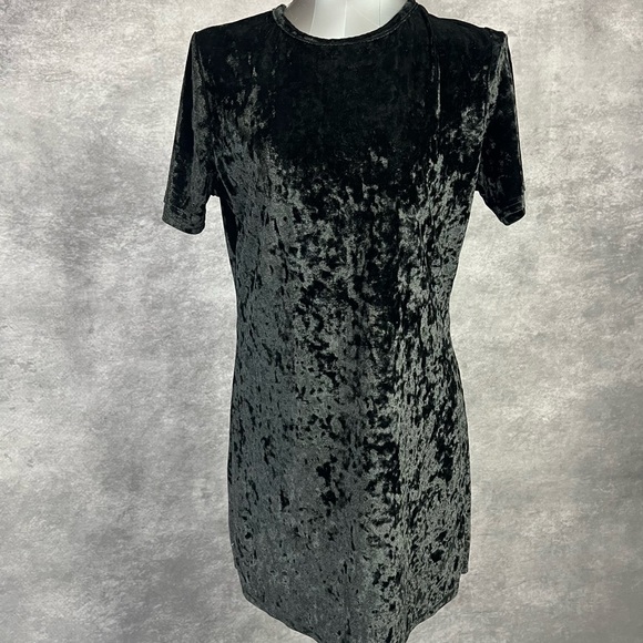 R. Voiimos Dresses & Skirts - Chic Black Velvet Mini Dress